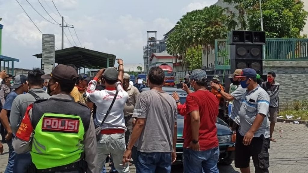 Demo warga ke dua perusahaann di Mojokerto