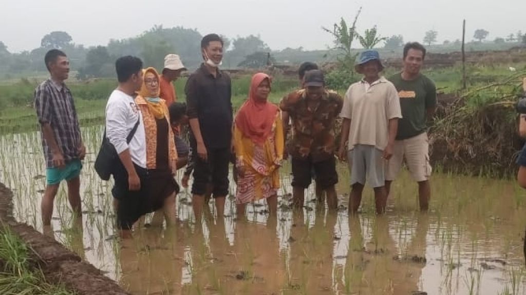 Pasangan Yoni temui petani di sawah