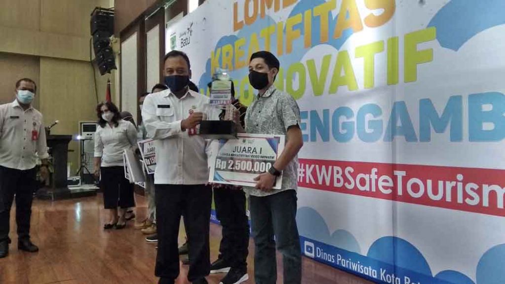 Kadisparta Kota Batu berikan penghargaan kepada pemenang lomba