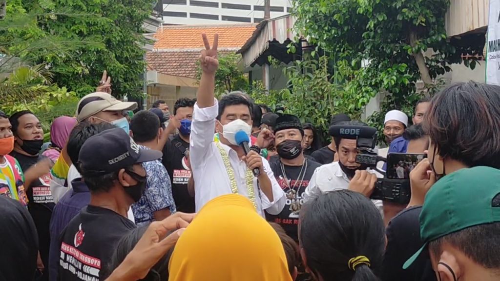 Warga antusias menyambut Calon  Wakil Wali Kota Surabaya Mujiaman Sukirno