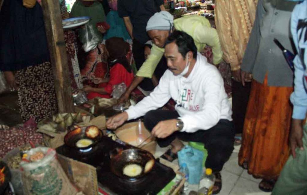 Qosim menggoreng cucur
