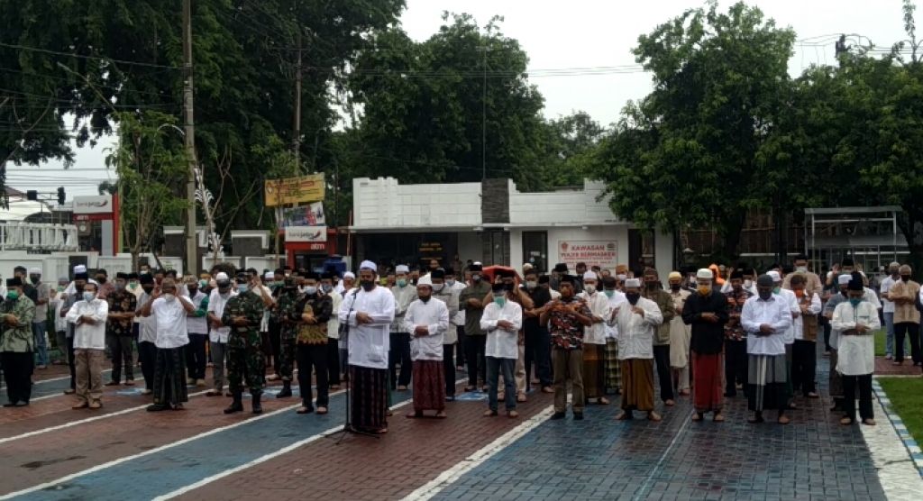 Wali Kota Hadi melakukan salat jenazah bersama warga