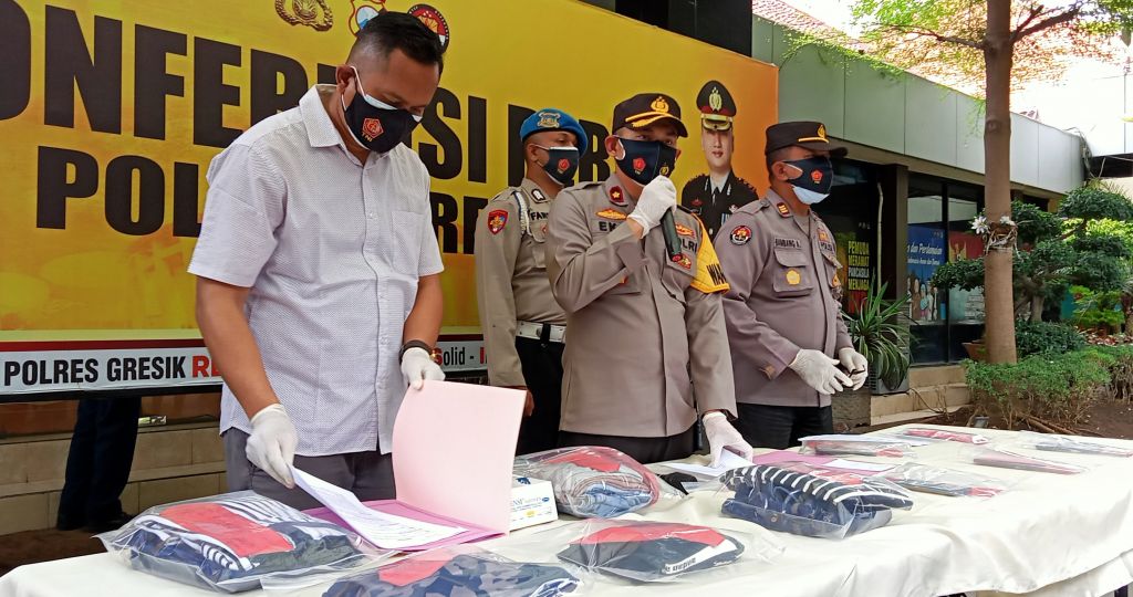 Polres Gresik membeber barang bukti kasus pengeroyokan terhadap anak yang dilakukan 7 remaja putri