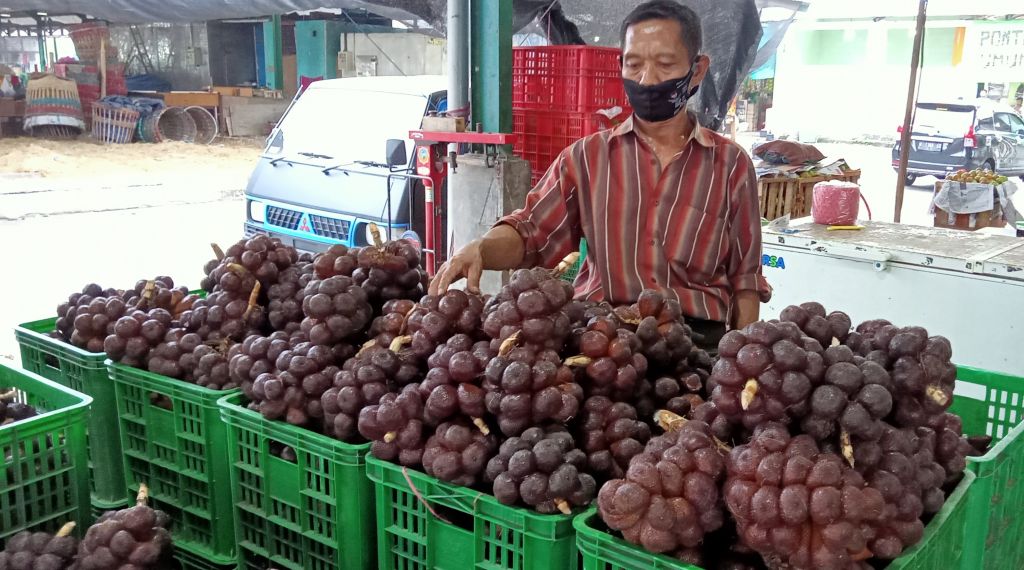 Salah satu pedagang salak di Pasar Induk Osowilangun Surabaya (PIOS)