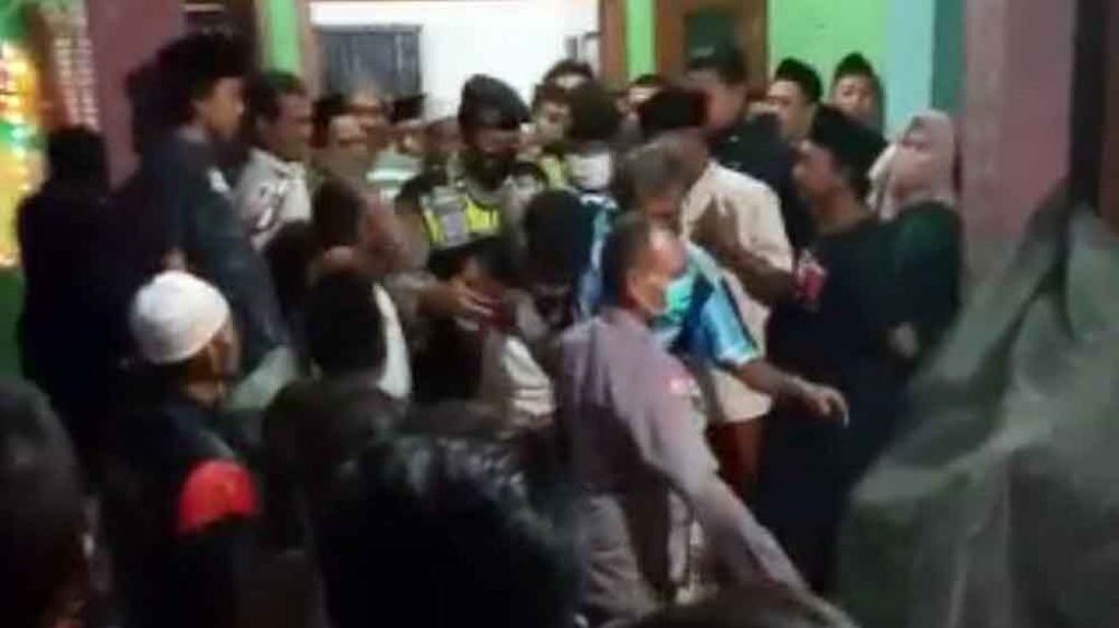 Polisi membawa pencuri beras dari amukan warga