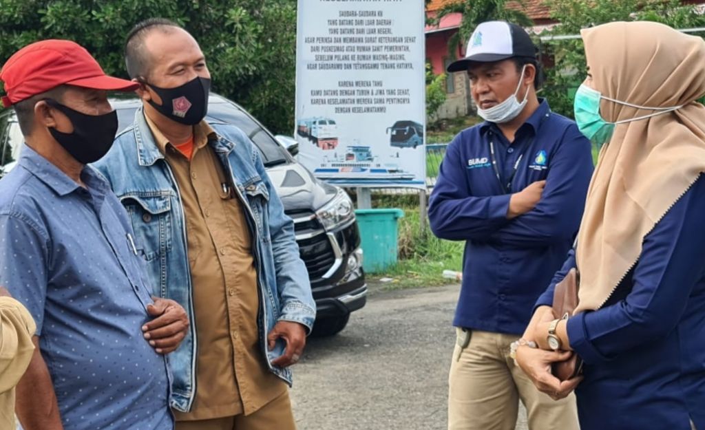 Dirut PDAM Giri Tirta, Siti Aminatus Zariyah saat menemui warga Desa Semampir, Kecamatan Cerme, Kabupaten Gresik