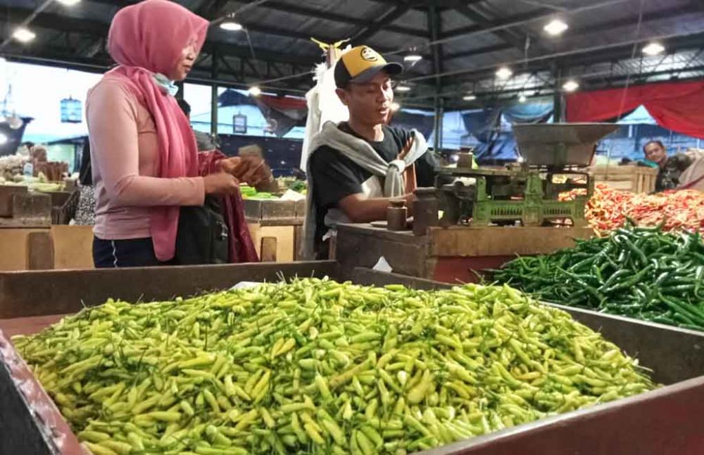 Berbagai jenis cabai tersedia di Pasar Induk Osowilangun Surabaya