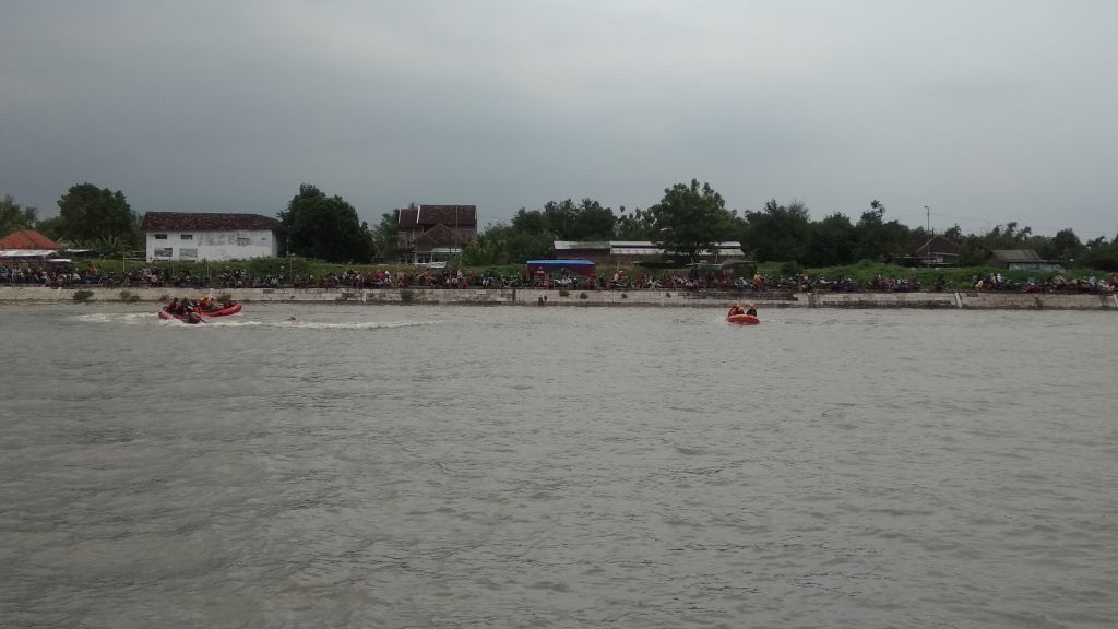 Proses pencarian remaja yang dilaporkan hilang tenggelam di Long Storage Mojokerto