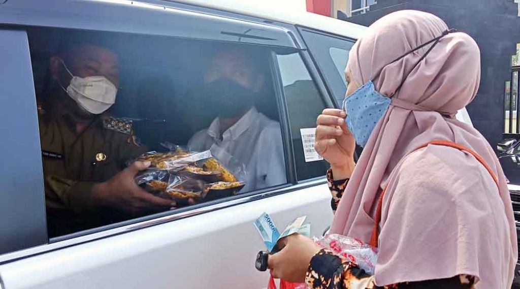 Ibu dan Anak ini Nekat Cegat Mobil Dinas Bupati Gresik