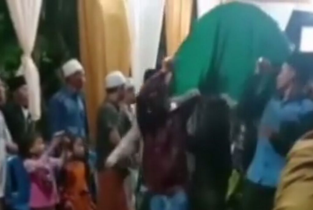 Jenazah mempelai wanita dibawa ke tempat pemakaman umum