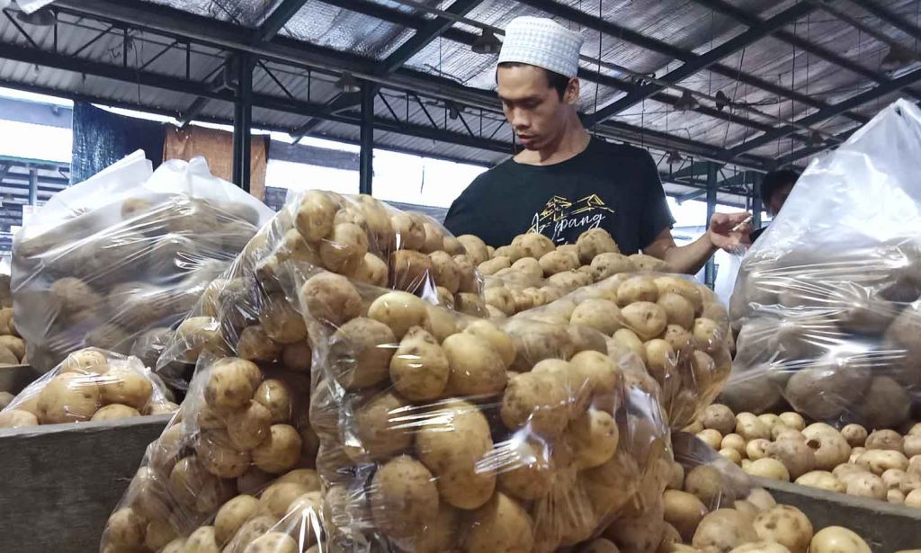 Pedagang kentang di Pasar Induk Osowilangun Surabaya