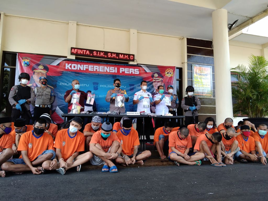 Para tersangka dan barang bukti narkoba dibeber di Mapolres Batu