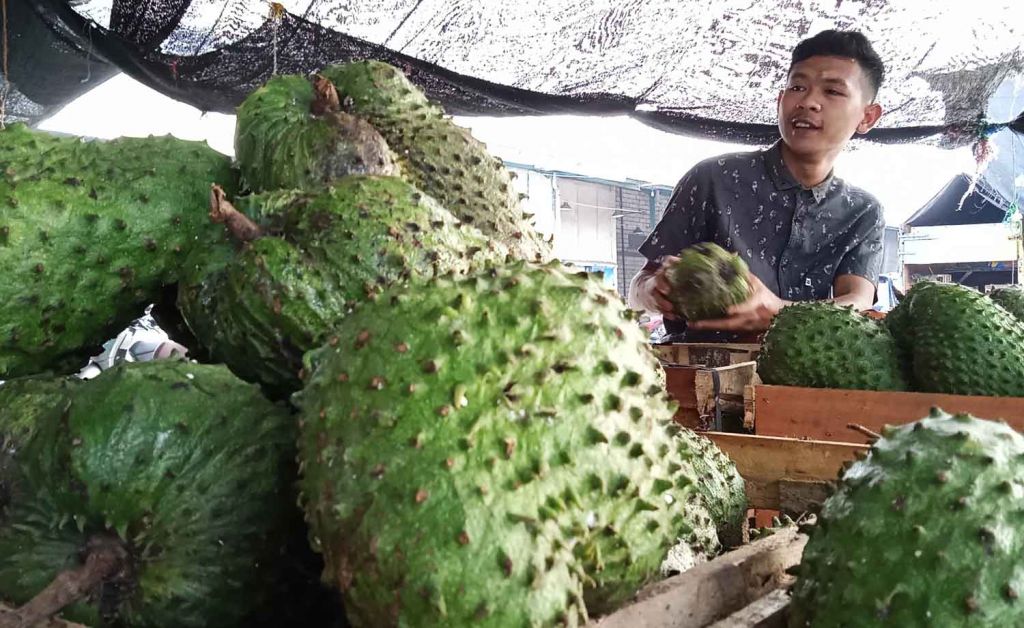 Pedagang buah sirsak di PIOS
