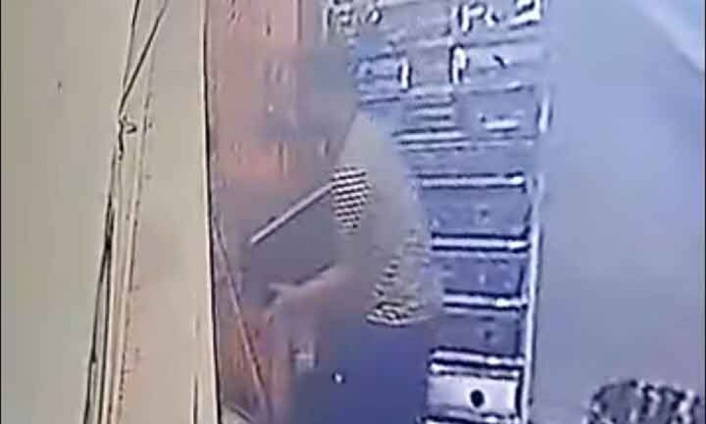 Aksi Seorang Pria Curi Televisi di Toko Elektronik Terekam CCTV