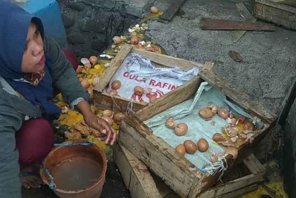 Gemetar Terkena Razia, PKL ini Senggol Telur Jualannya Sendiri hingga Pecah
