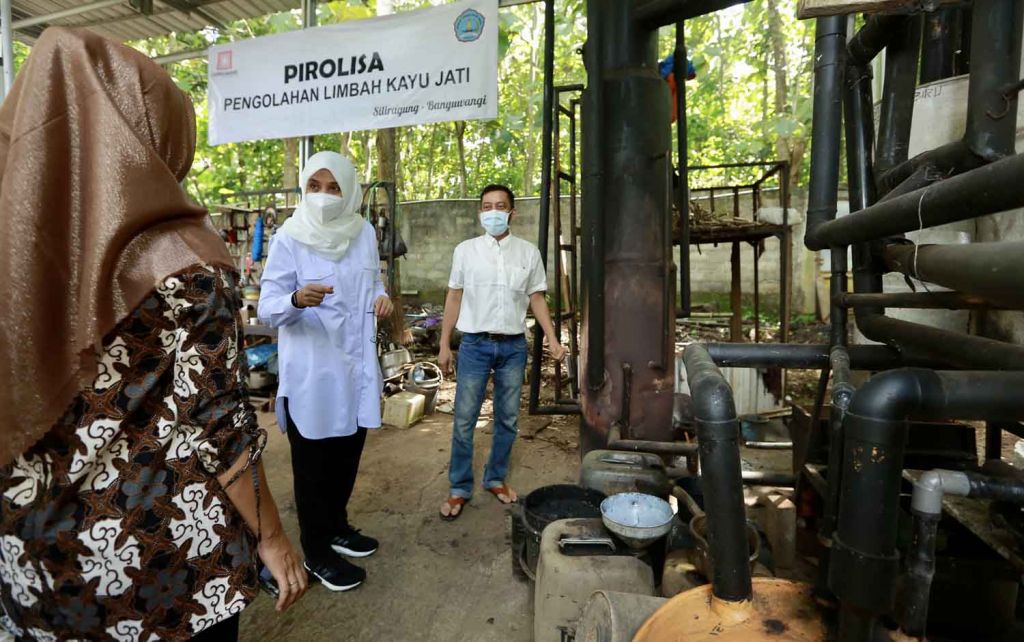 Keren! Pasangan Muda Banyuwangi Produksi Pupuk Organik dari Limbah Kayu Jati