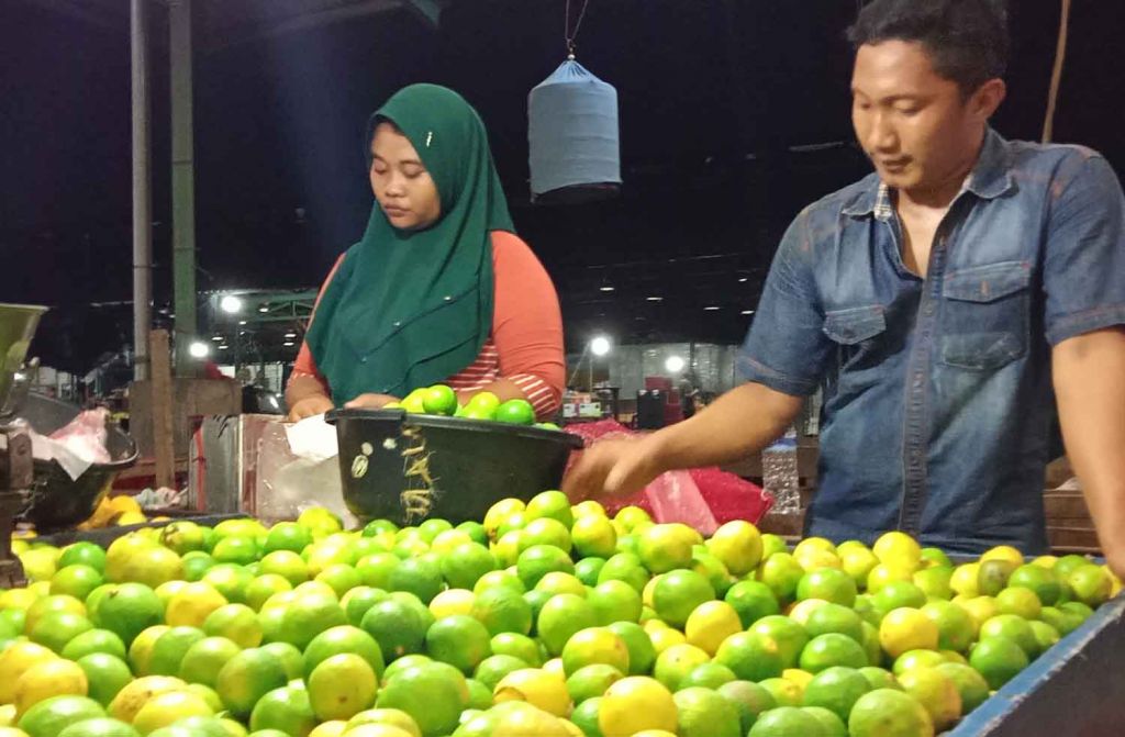 Pedagang jeruk nipis di PIOS