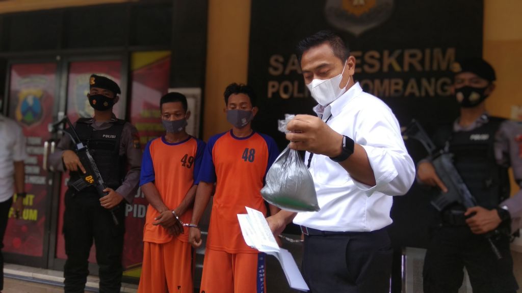 Kasatreskrim Polres Jombang, AKP Teguh Setiawan menunjukkan bahan baku petasan yang disita