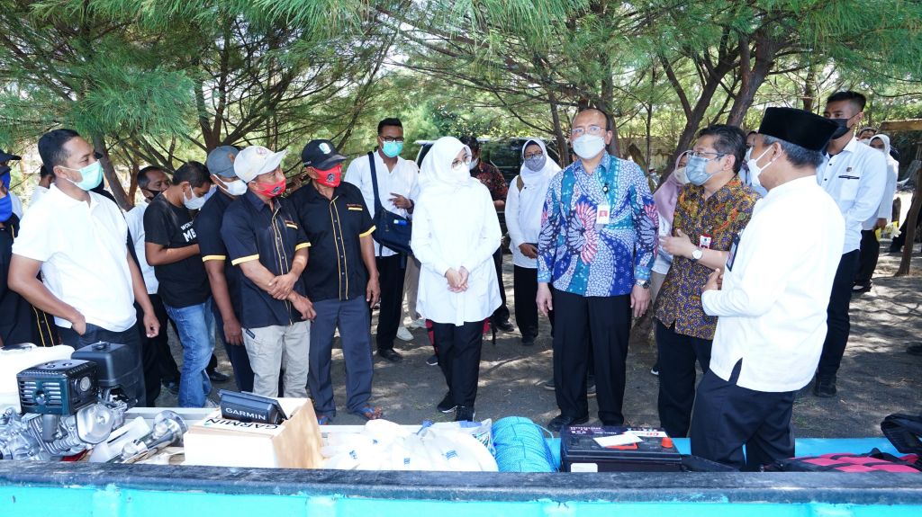 Permudah Tangkap Ikan, Bupati Ipuk Serahkan Bantuan 12 Kapal hingga Fishfinder