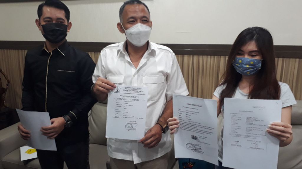 LL (kanan) bersama Abdul Malik (tengah), kuasa hukumnya