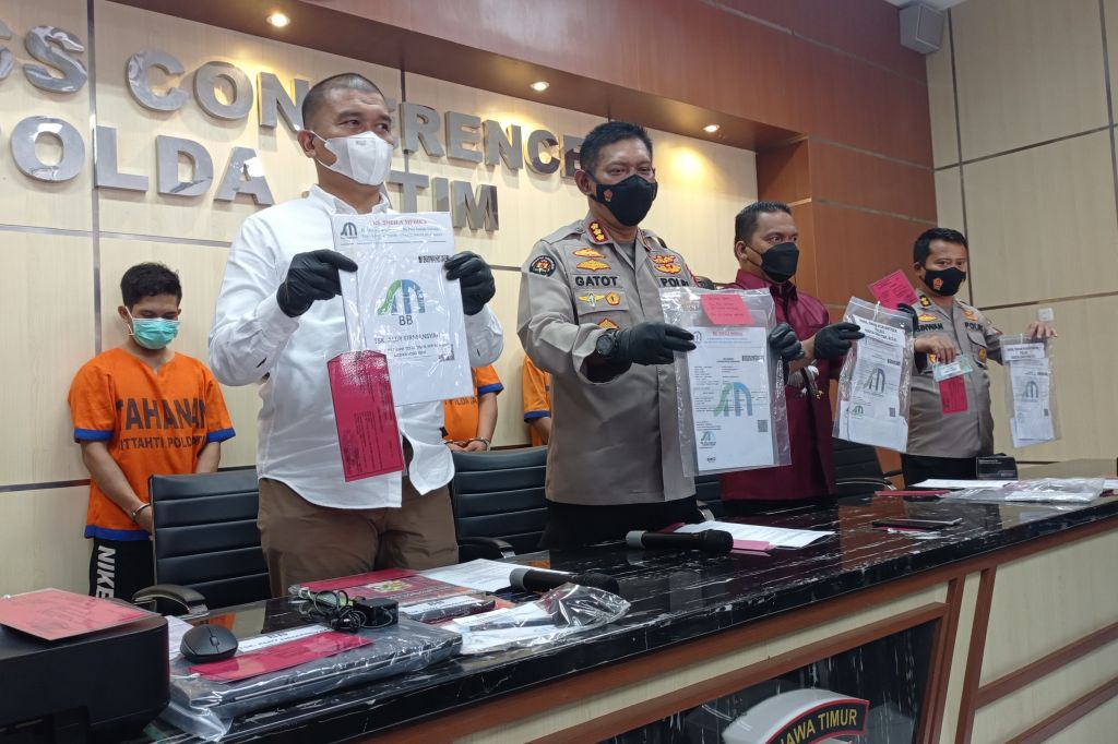 Sindikat pembuatan surat bebas Covid-19 palsu diotaki mantan OB rumah sakit yang dibongkar Polda Jatim
