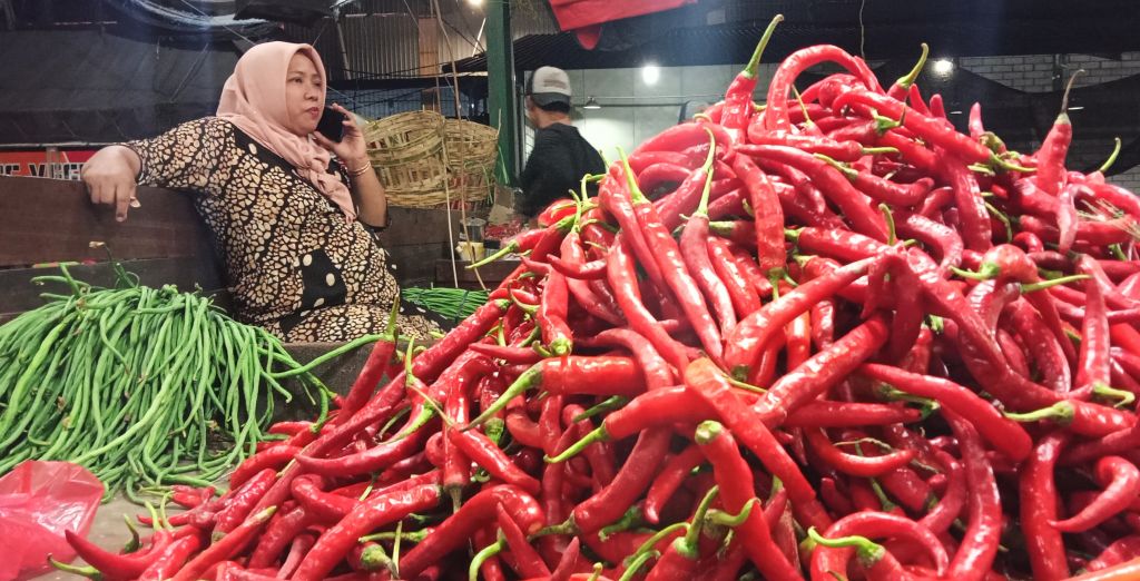 Salah satu lapak pedagang cabai di PIOS