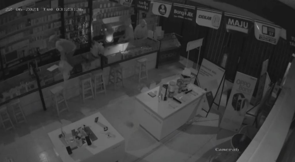 Terekam CCTV, Komplotan Maling Bobol Toko di Madiun dan Gasak 30 Unit Hp