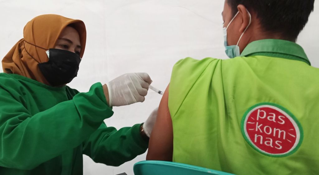 Vaksinasi Covid-19 bagi pedagang dan manajemen PIOS