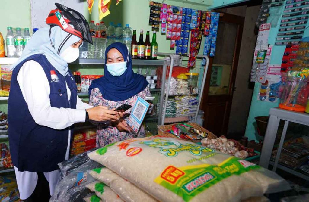 Bupati Ipuk berbelanja sembako