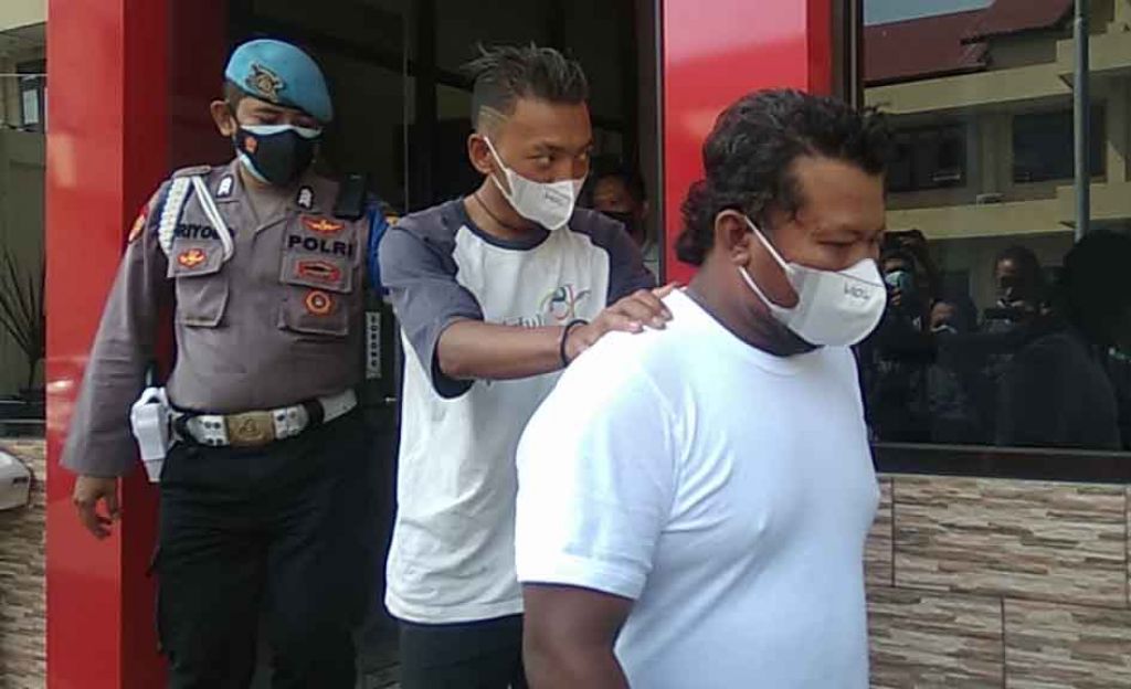 Dua pria yang diamankan Polres Mojokerto