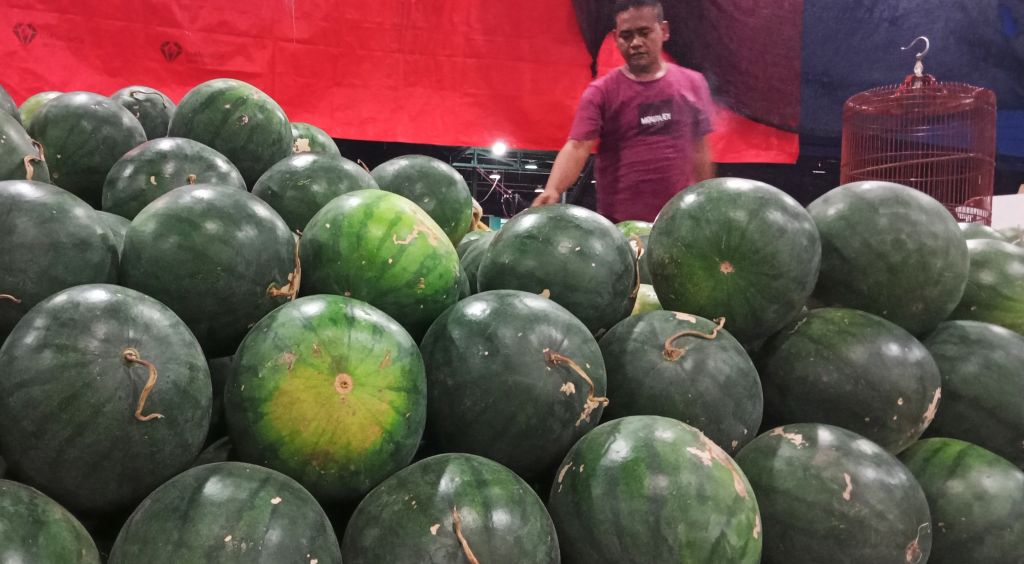 Semangka yang dijual salah satu pedagang di PIOS