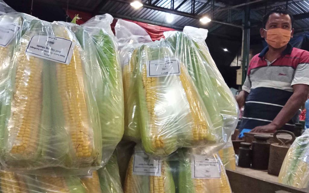 Pedagang jagung manis di PIOS