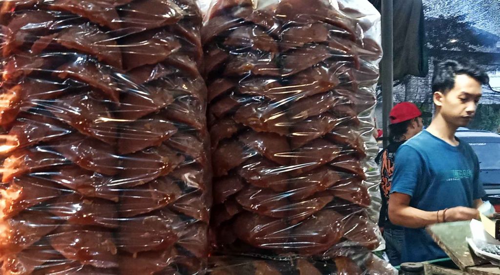 Gula merah tersedia di Pasar induk Osowilangun Surabaya