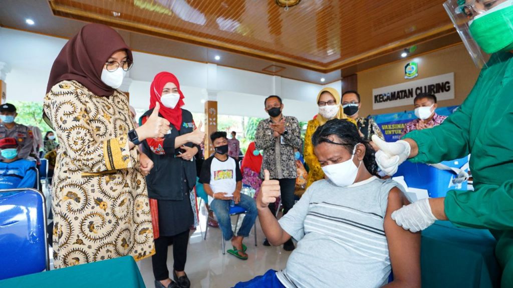 Bupati Banyuwangi, Ipuk Fiestiandani, saat meninjau vaksinasi di Puskesmas Purwoharjo.