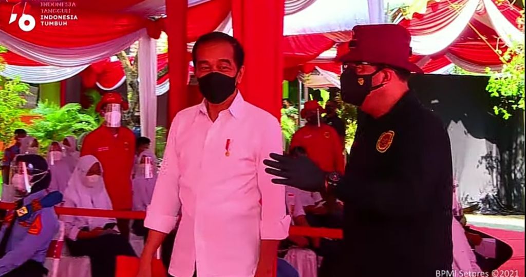 Jokowi Tinjau Ribuan Vaksinasi Pelajar di Madiun.