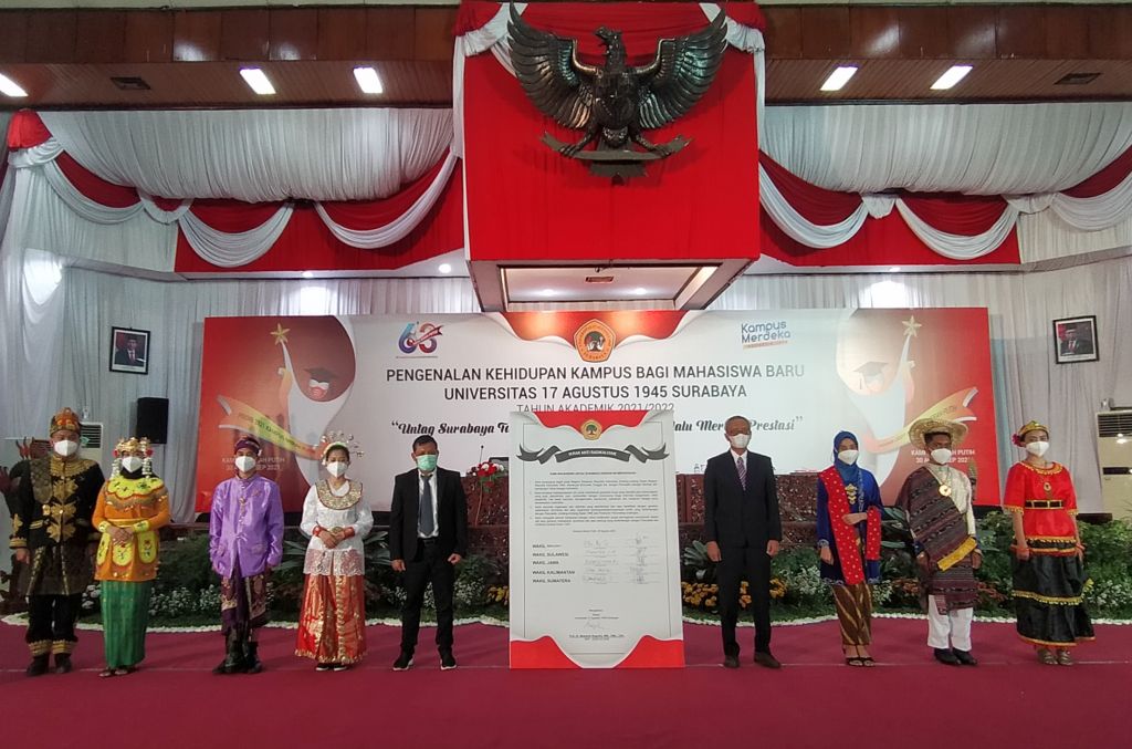 Mahasiswa baru Untag Surabaya mengenakan pakaian nasional saat mengikuti PKKMB secara luring.