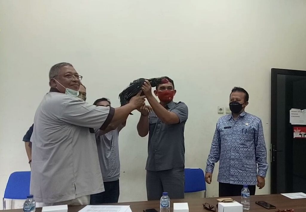 Penyerahan hadiah ayam jago ke Kasatpol PP Pasuruan