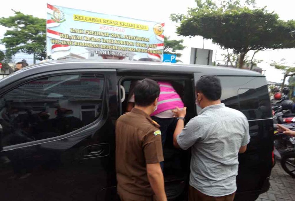 Kedua tersangka ditahan oleh Kejari Kota Batu