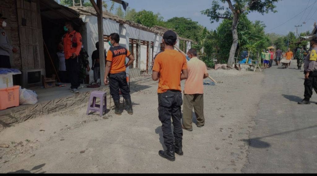 Rumah ambruk timpa satu keluarga di Ponorogo.