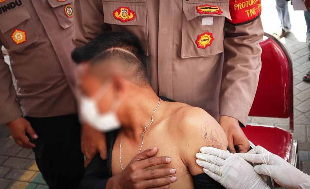 Pria bertato yang sempat menolak vaksinasi di Gresik.