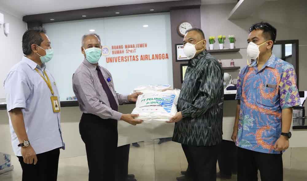 Baju hazmat diserahkan oleh Pelindo III ke RS Unair Surabaya