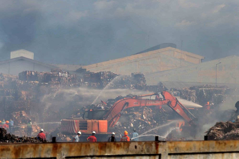 PMK melakukan pembasahan di tempat penyimpanan bahan baku kertas PT Tjiwi Kimia