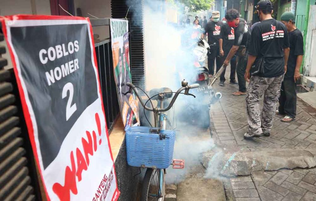 Fogging dan kerja bakti oleh Banteng Ketaton Surabaya dan warga Plemahan