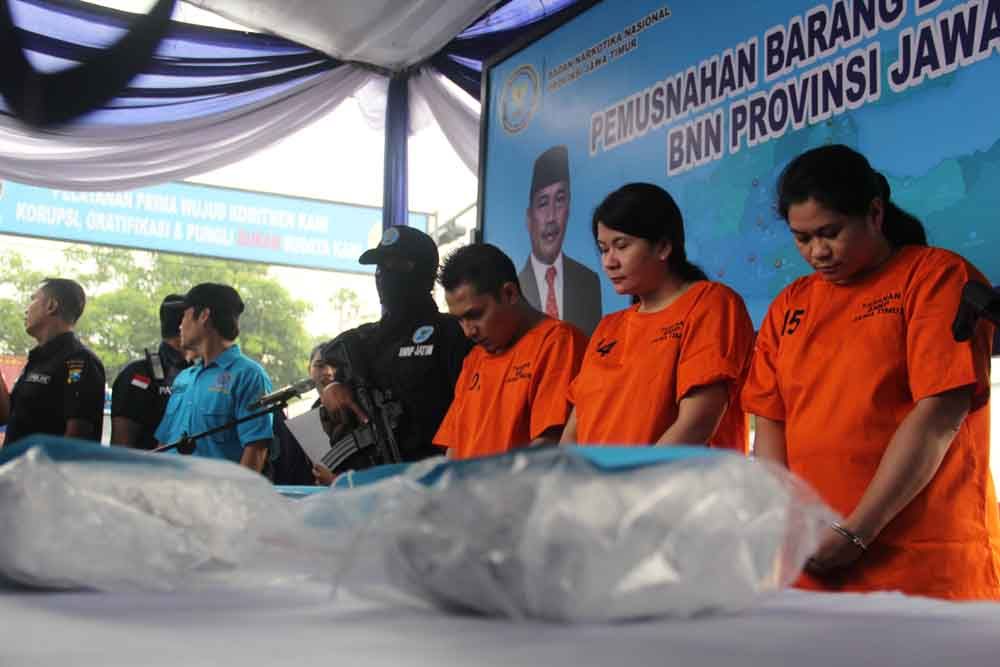 Ketiga tersangka dan sabu yang diamankan