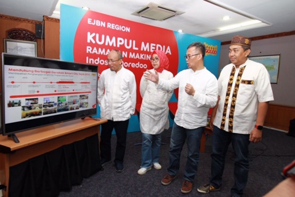 Arief Musta'in, Director & Chief Innovation & Regulatory (kiri) menjelaskan Indosat Ooreedoo Busines berkontribusi Smart City di Indonesia