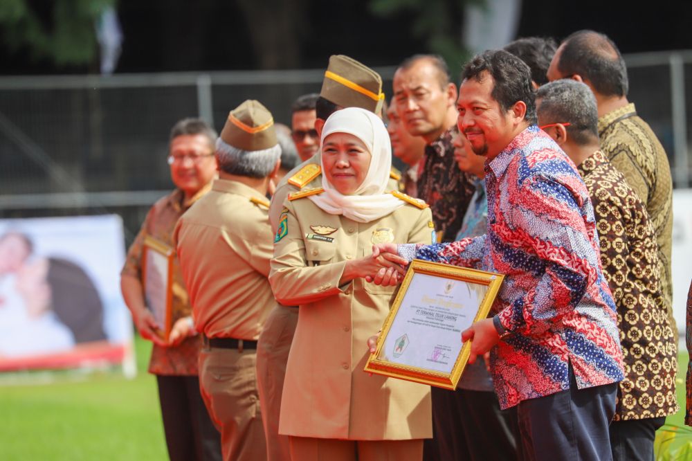 Gubernur Jawa Timur Khofifah Indar Parawansa memberikan penghargaan kepada Pelindo III pada Apel Pembukaan Bulan K3 Nasional 2020