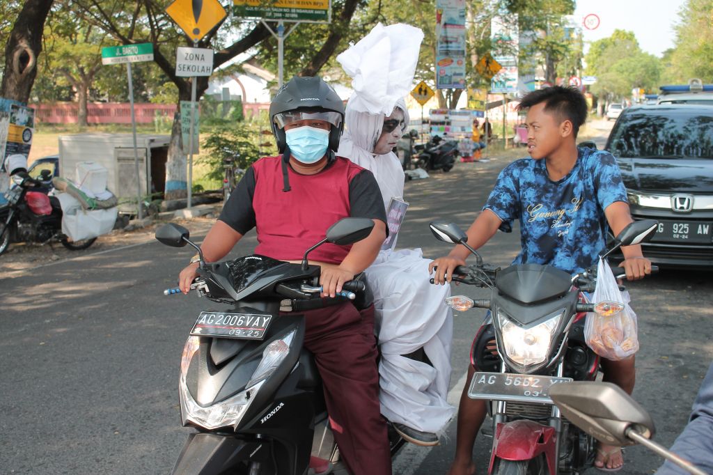 Hii.. Pocong Gentayangan di Nganjuk Sasar Warga Tak Patuh Protokol Kesehatan