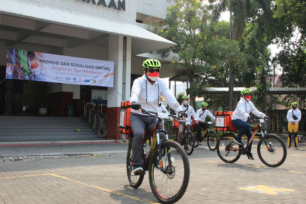 Nyentrik, Rektor di Surabaya ini Kirim Toga Sambil Gowes ke Wisudawan Terbaik