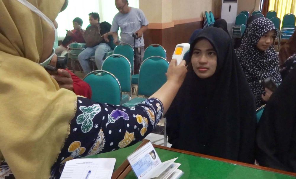 Salah satu mahasiswa asing di Tulungagung saat diperiksa kesehatannya