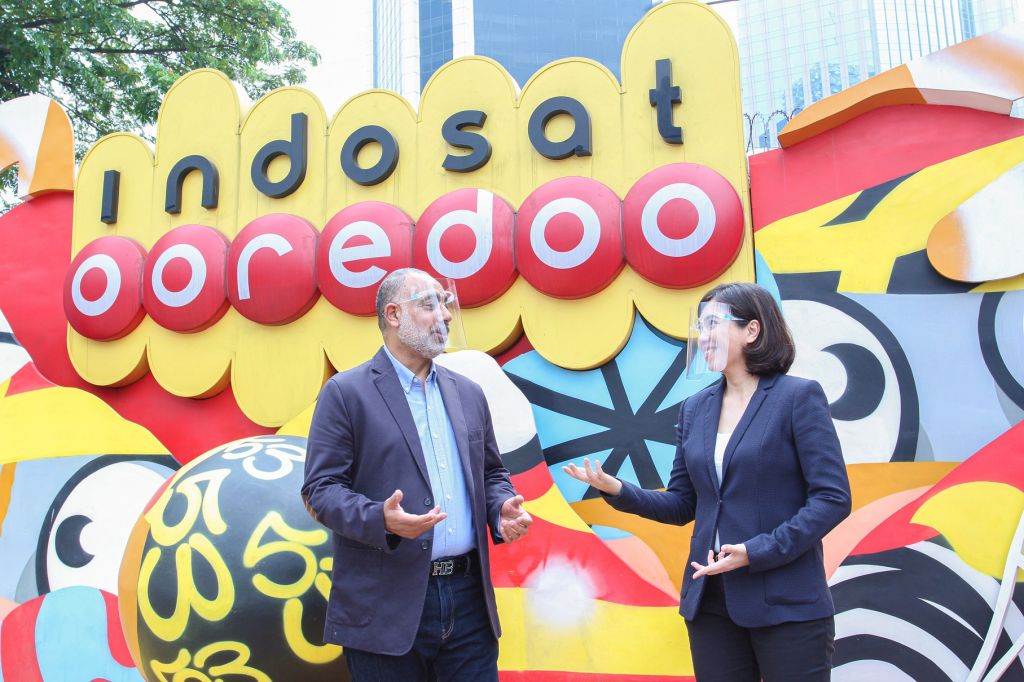 Chief Technology and Information Officer Indosat Ooredoo, Medhat Elhusseiny (kiri) bersama Director Cisco Sytems Indonesia, Meygin Agustina